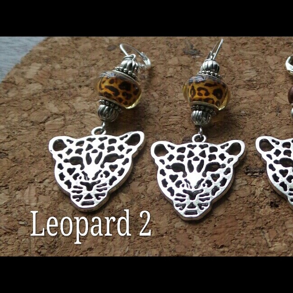 Leopard Silver Tone With Epoxy Bead - Picture 1 of 2